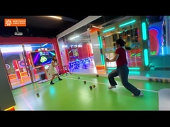 Joueurs multiples contre l'autre Travail d'équipe Jouer en équipe Remporter le défi