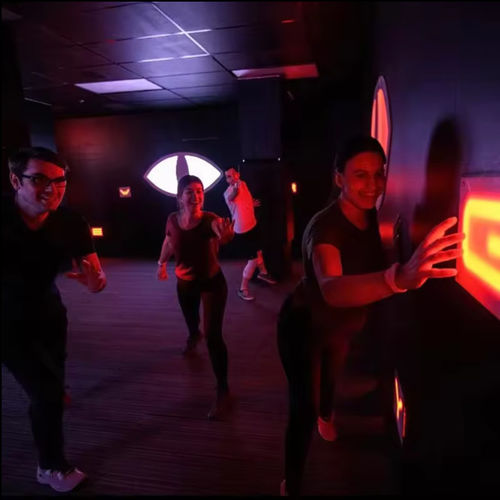 Dernières nouvelles de l'entreprise Paroi interactive cacher appuyez sur le bouton de comptage Numéro de lumière LED activer le jeu Evil Eyes