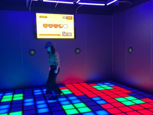 Dernières nouvelles de l'entreprise Ce jeu de sol interactif à LED vous rendra accro au Block Storm—vous ne pourrez plus vous arrêter !