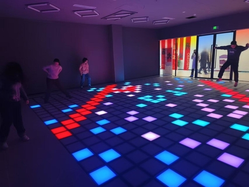 Dernières nouvelles de l'entreprise Jeux de sol LED interactifs: donner vie à votre espace commercial