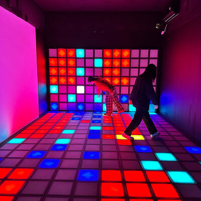 Plancher LED interactif avec des carreaux RVB de 30x30 cm et 1000 niveaux pour les jeux et le divertissement