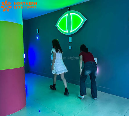 Bon prix Chambre d'évasion effrayante Interactive Lumière cacher le mur Jeu d'équipe coopérer pour les enfants Adultes en ligne