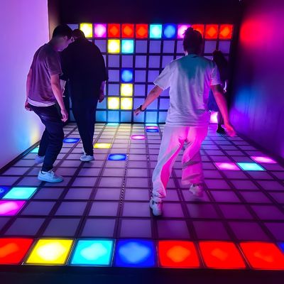 Bon prix RGB LED plancher de danse Carreaux de saut Grille Jeu Super Grille Pour le parc d'attractions en ligne