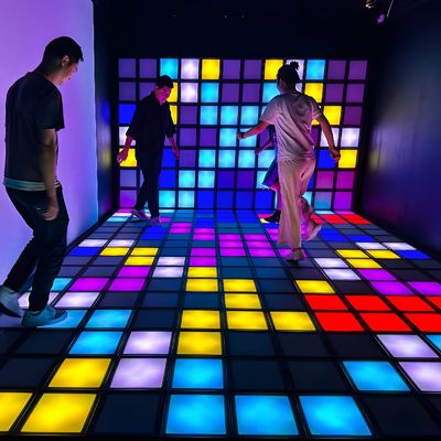 Bon prix Jeu de grille LED interactif Arène de plancher métallique pour enfants dans le parc de trampolines Playhouse en ligne