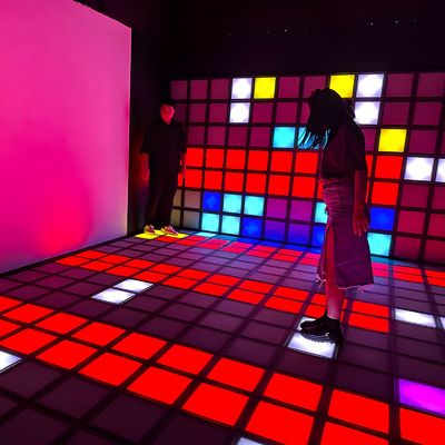 Bon prix Programme de plancher de jeu LED personnalisé Salle de jeux interactive Grille active en ligne