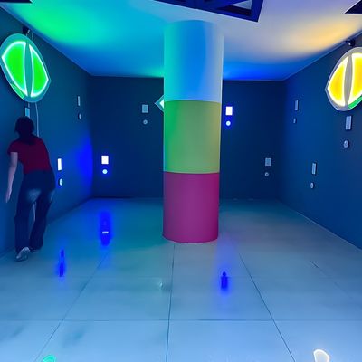Bon prix Chambre d'évasion effrayante Interactive Lumière cacher le mur Jeu d'équipe coopérer pour les enfants Adultes en ligne