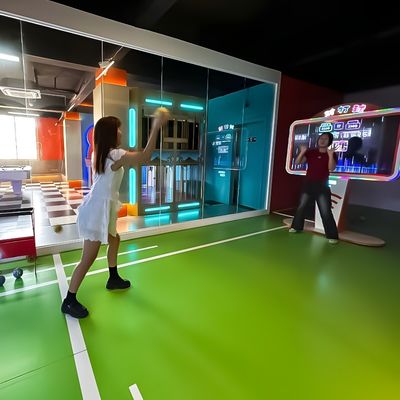 Bon prix Plusieurs personnes jouent les unes contre les autres jeu de construction d'équipe vs jeu de frapper des cibles en ligne