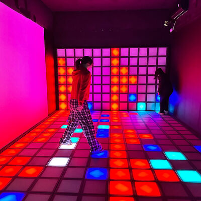 Qualité Plancher LED interactif en couleur RVB de 30x30 cm avec plus de 1000 niveaux pour les salles de jeux et les planchers de danse usine