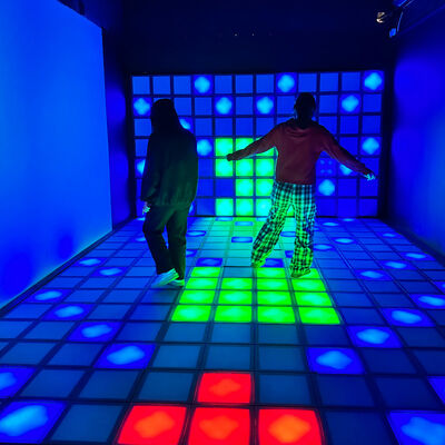 Qualité Couleur RVB 30x30 cm Carreaux de sol LED interactifs avec des modes de jeu multijoueurs pour le jeu actif usine
