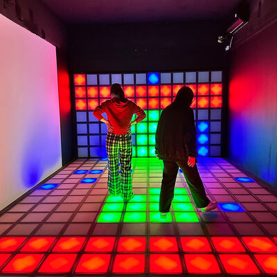 Qualité Une piste de danse LED interactive avec des tuiles de 30x30 cm, des couleurs RVB et plus de 1000 niveaux de jeu pour enfants et adultes usine