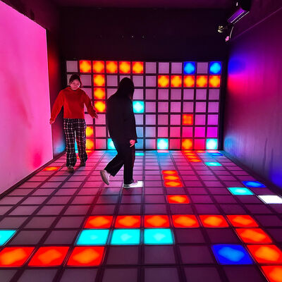 Qualité 30x30cm éclairage RVB sol LED interactif avec des modes de jeu multijoueurs pour les centres commerciaux et les terrains de jeux usine