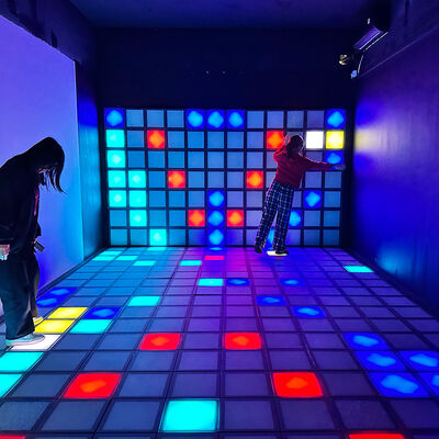 Bon prix 2026 Nouveau sol LED interactif RVB de 30x30 cm avec défi de saut multijoueur pour un usage commercial en ligne