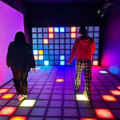 Bon prix 30x30cm RGB LED interactif plancher de jeu de plaques lumineuses pour le jeu multijoueur Super Grid en ligne