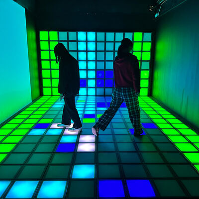 Qualité Plancher LED interactif avec 30x30cm taille de tuiles couleur RVB et 1000+ niveaux de jeu pour les salles de jeux usine