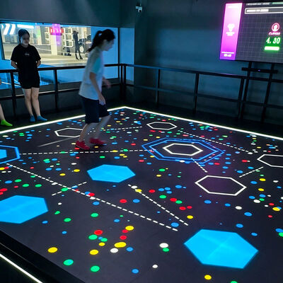 Qualité Mouvement Aurora Flexible avec écran de 86 pouces de 6m*6m/7m*7m, 8 jeux populaires et prise en charge multijoueur pour les lieux de spectacle usine