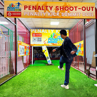 Bon prix Jeu interactif de défi de but de football avec une empreinte intérieure de 4x8x3m pour 1 à 4 joueurs et un cadre en fer haute résistance en ligne
