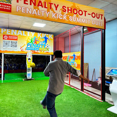 Bon prix Machine de jeu de défi de but de football d'intérieur personnalisable avec cadre en fer haute résistance pour 1 à 4 joueurs en ligne