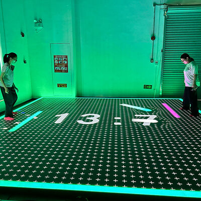 Qualité Affichage LED interactif au sol avec 8 modes interactifs, écran grand de 5m*5m et capacité de 100-500kg Usine