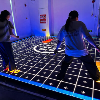 Bon prix Système de jeu LED interactif avec 6 jeux sélectionnables, écran grand de 86 pouces et modes de bataille en équipe multijoueurs en ligne