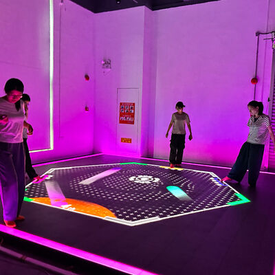 Bon prix Aurora Motion Interactive LED Floor Game avec une console tactile de 21 pouces et un grand écran de 86 pouces avec 6 jeux sélectifs en ligne