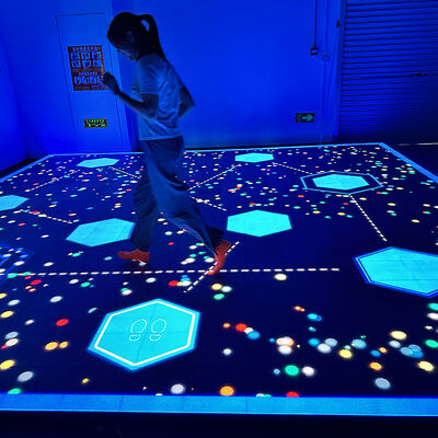 Qualité Jeu de sol LED interactif avec grand écran de 86 pouces et 6 jeux populaires pour les salles commerciales de grande capacité Usine