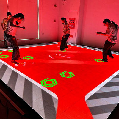Qualité Jeu de sol interactif à LED Aurora Motion avec écran de 75 pouces et 6 jeux sélectionnables pour batailles d'équipe multijoueurs Usine