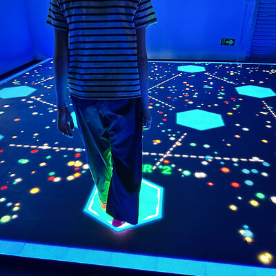 Bon prix Plancher LED interactif avec écran de 86 pouces de 6m*6m/7m*7m, 6 jeux populaires et support multijoueur pour 1 à 6 joueurs en ligne