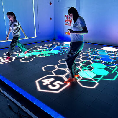 Qualité Système de jeu interactif à LED multijoueur avec grand écran de 86 pouces et 6 jeux sélectionnables pour le sport et le divertissement Usine