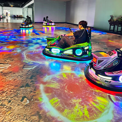 Qualité Disposition personnalisée Projection au sol Interaction Bumper Car avec batterie 36V et 8 jeux intégrés pour le divertissement en intérieur Usine