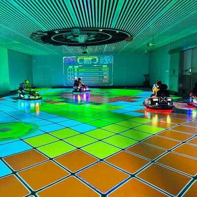 Bon prix Système de Drift Kart de projection au sol à haut rendement avec 8 jeux intégrés, batterie 36V et espace personnalisé requis pour les salles commerciales en ligne