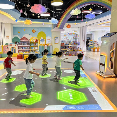 Bon prix Projecteur interactif mobile de 4100 lumens avec jeux de puzzle éducatifs et roulettes pour parcs d'attractions commerciaux intérieurs en ligne