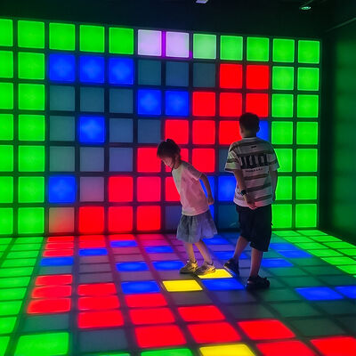 Qualité Jeu interactif de sol à LED et de sol en grille à LED avec plus de 280 niveaux de jeu, tuiles modulaires de 100 à 900 et couleur RVB pour centres commerciaux Usine