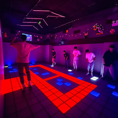 Bon prix Sol interactif à LED et dalle de sol à LED avec plus de 280 niveaux de jeu, disposition modulaire de 100 à 900 dalles, et couleur RVB pour les aires de jeux intérieures en ligne